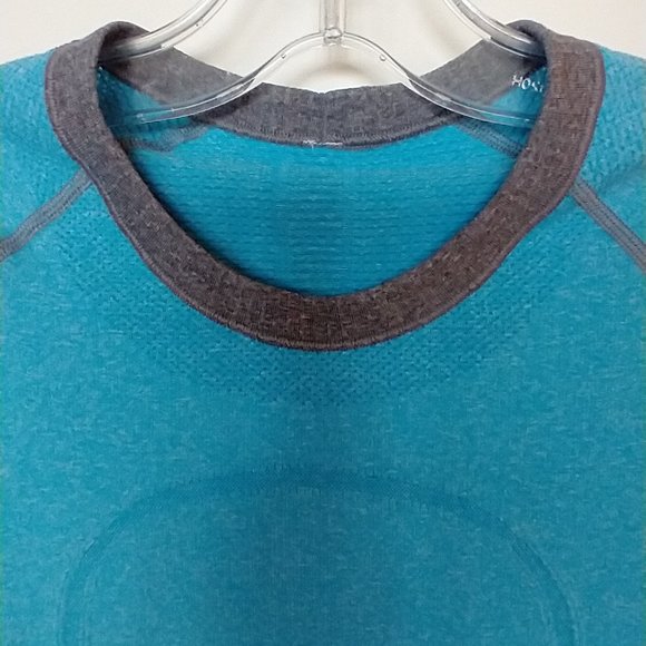 Women's Size 4 Lululemon Athletica: running and training short sleeve shirt - Picture 2 of 10